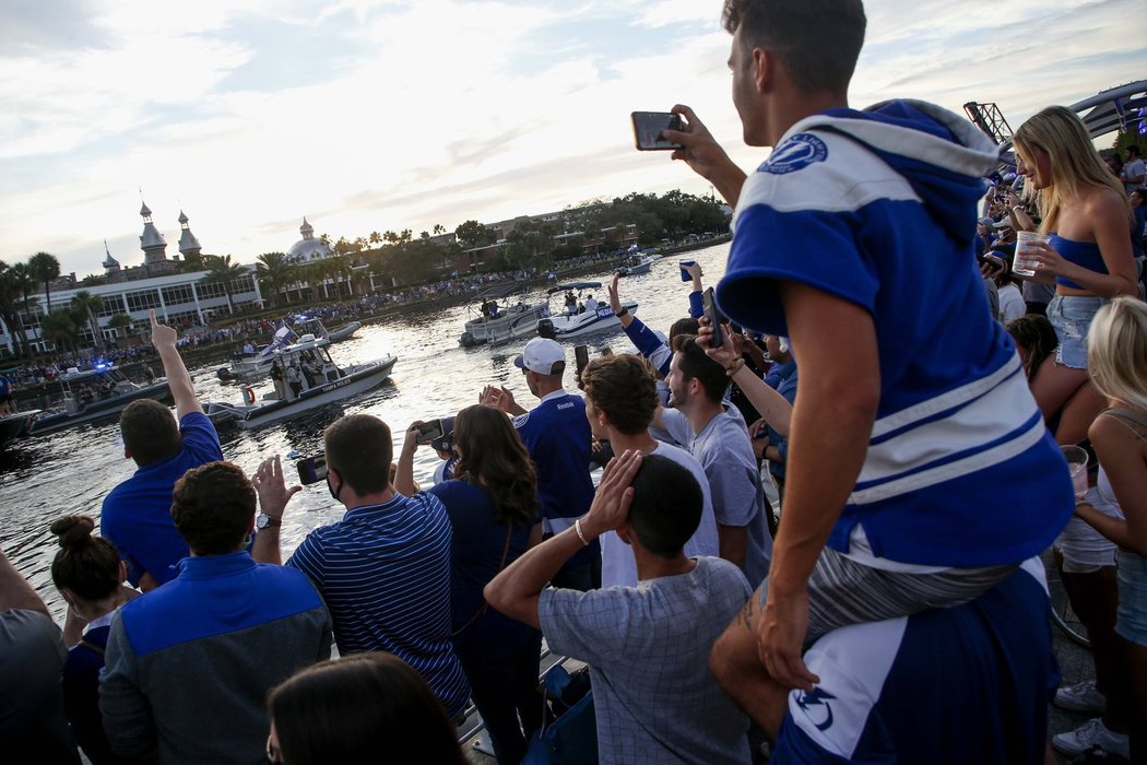 Z břehů řeky Hillsborough dunělo hromové: Tampa! Tampa!