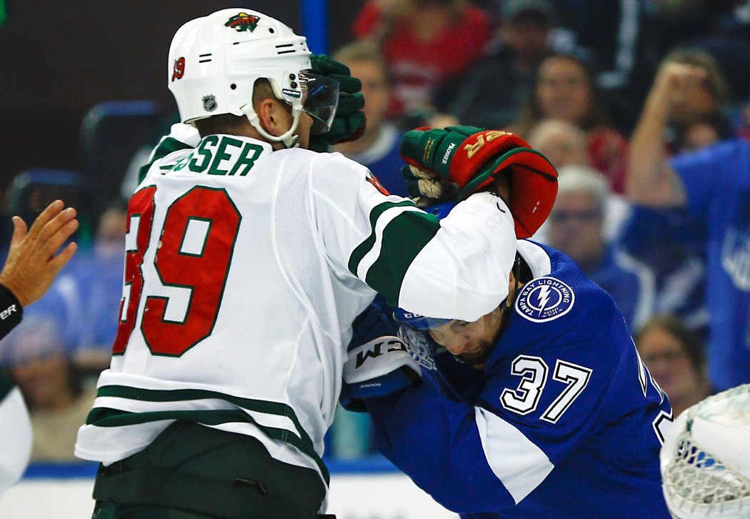 Nate Prosser a Yanni Gourde okořenili utkání Tampy a Minnesoty šarvátkou