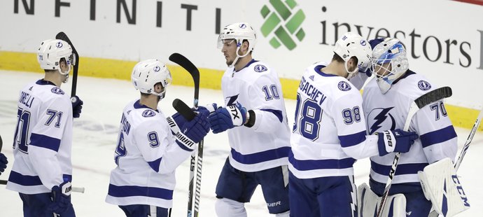 Ondřej Palát přispěl v pondělním utkání NHL asistencí k výhře hokejistů Tampy Bay 5:1 v New Jersey.