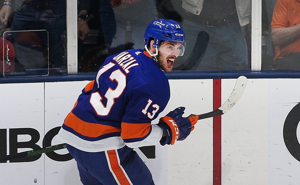 Matthew Barzal slaví gól ve čtvrtém zápase série s Tampou