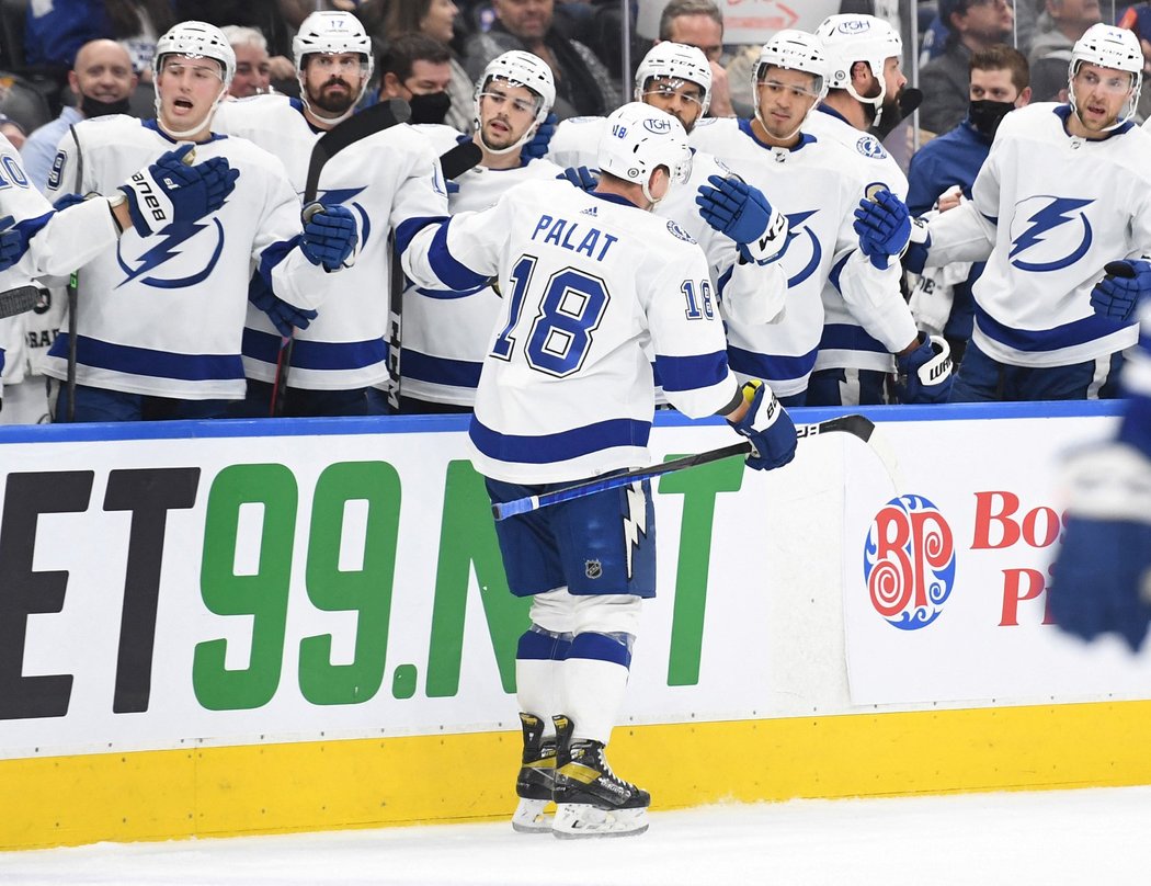 Ondřej Palát se v NHL podílel dvěma góly a jednou přihrávkou na výhře Tampy Bay 5:3 v Torontu.