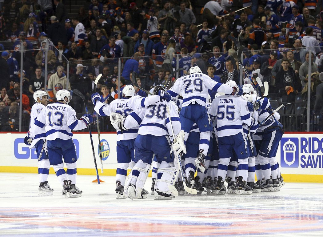 Andrej Šustr a Ondřej Palát se podíleli v play off NHL na vítězném gólu Tampy, která porazila NY Islanders 2:1 v prodloužení