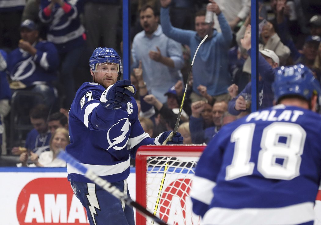 Kapitán Tampy Steven Stamkos děkuje za přihrávku Ondřeji Palátovi.