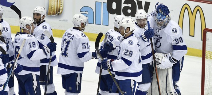 První bod v sérii přišel Lightning draho - v utkání se zranila jejich brankářská jednička Ben Bishop a duel nedohrál ani Tyler Johnson