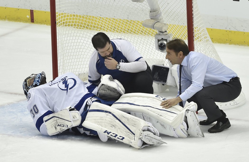 Brankář Ben Bishop v péči lékařů během první třetiny zápasu v Pittsburghu