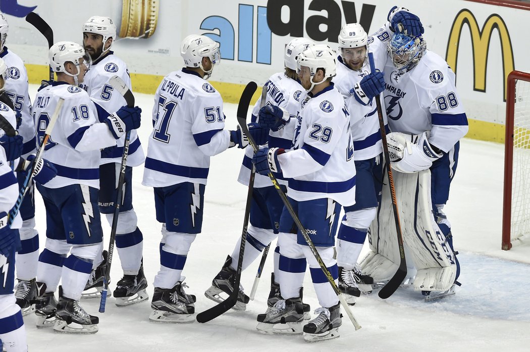 První bod v sérii přišel Lightning draho - v utkání se zranila jejich brankářská jednička Ben Bishop a duel nedohrál ani Tyler Johnson