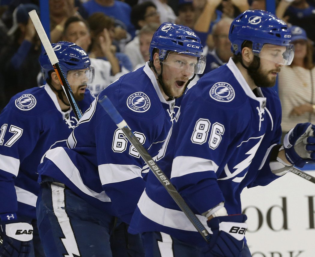 Svým prvním gólem v letošních bojích o Stanley Cup se na vítězství Tampy podílel český obránce Andrej Šustr