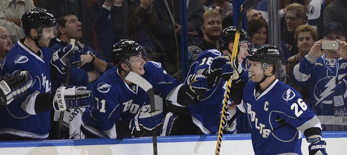 Martin St. Louis se raduje se spoluhráči z jednoho ze svých čtyř gólů proti San Jose. Tampa ale stejně prohrála