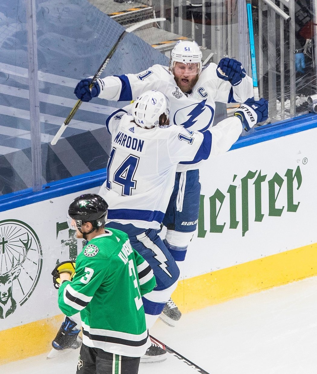 Ve třetím finále Stanley Cupu nastoupil za Tampu poprvé od 25. února kapitán Steven Stamkos, hned jeho první střela na branku skončila v síti.