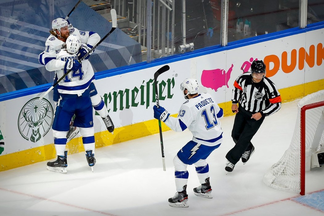 Steven Stamkos oslavil návrat na led gólem. U hrazení se vyhnul Esu Lindellovi, nabruslil si před branku a zavěsil do horního růžku. Druhou asistenci si připsal Rutta