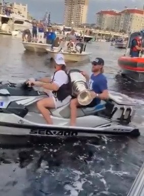 Steven Stamkos a Alex Killorn povozili Stanley Cup na vodním skútru.