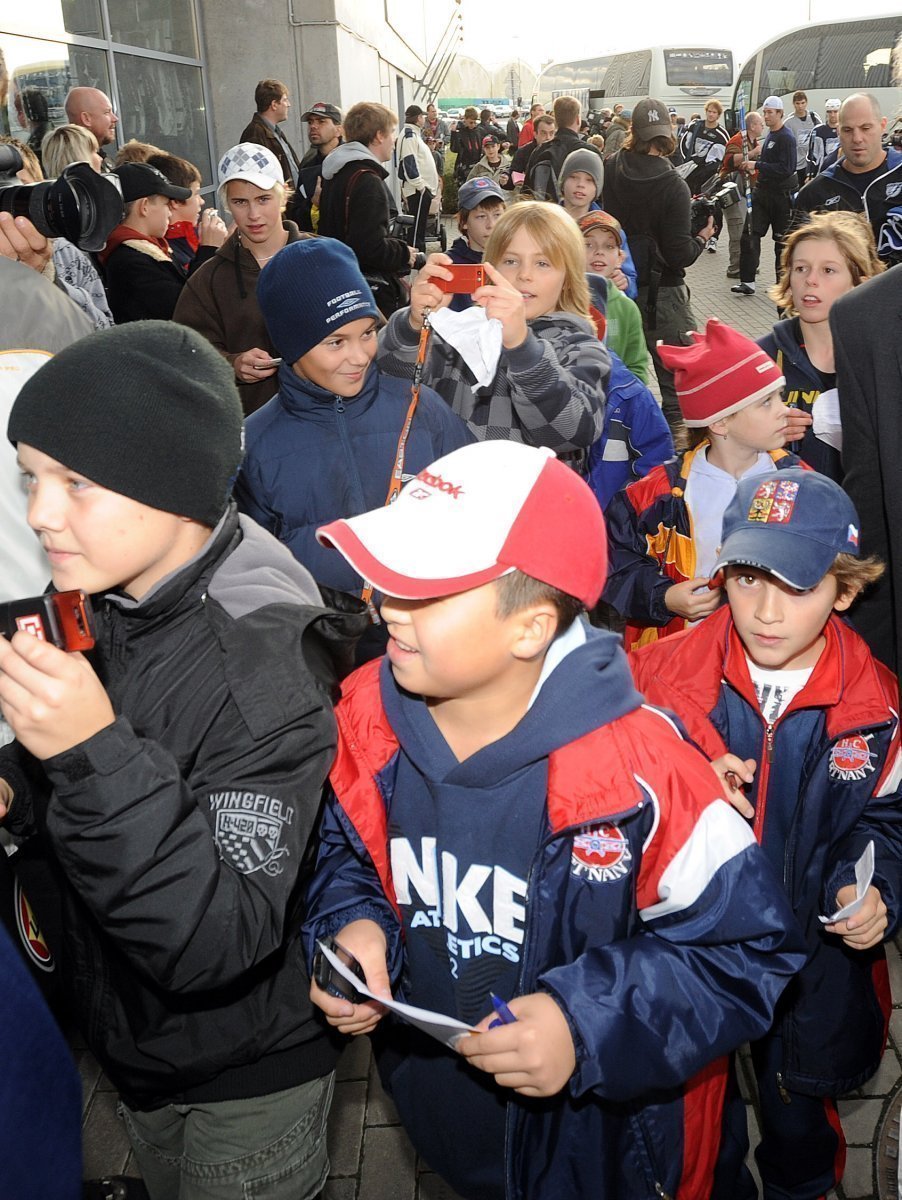 Malí fanoušci se tísní před halou v Letňanech a vítají hokejisty Tampy.