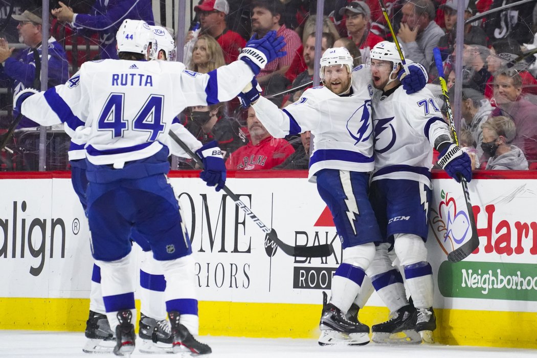 Hokejisté Tampy postoupili přes Carolinu mezi čtyři nejlepší týmy NHL