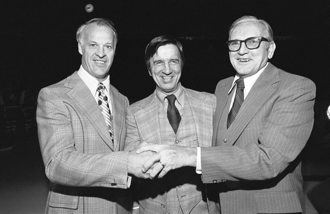 Ve věku 93 let zemřel legendární útočník Ted Lindsay (uprostřed), po němž je pojmenována trofej pro nejlepšího hokejistu NHL podle hlasování samotných hráčů