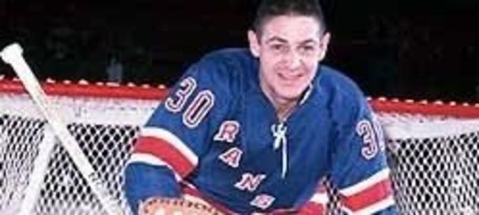 Terry Sawchuk v letech 1949 až 1970 odehrál za Detroit, Boston, Toronto, Los Angeles a New York Rangers celkem 971 zápasů.