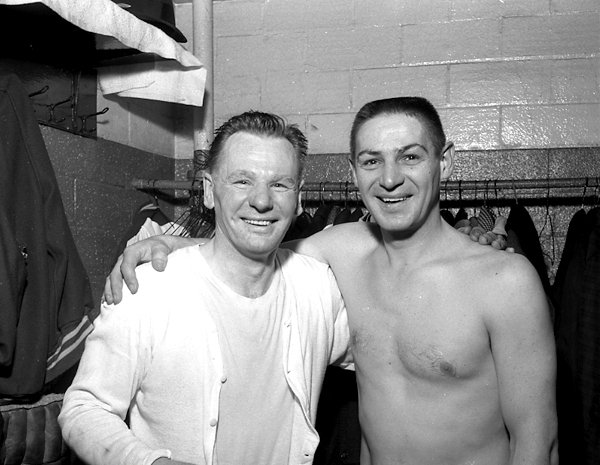 Terry Sawchuk se svým brankářským kolegou z Toronta 42letý Johnny Bowerem po zisku Stanley Cupu v roce 1967.