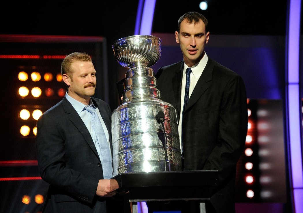 Tim Thomas a Zdeno Chára se Stanley Cupem v roce 2011.