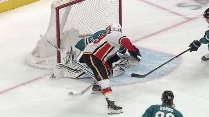 Matthew Tkachuk v nočním utkání NHL proti Sharks (6:2) podruhé v letošní sezoně předvedl geniální zakončení mezi nohama a stal se hitem na sociálních sítích.