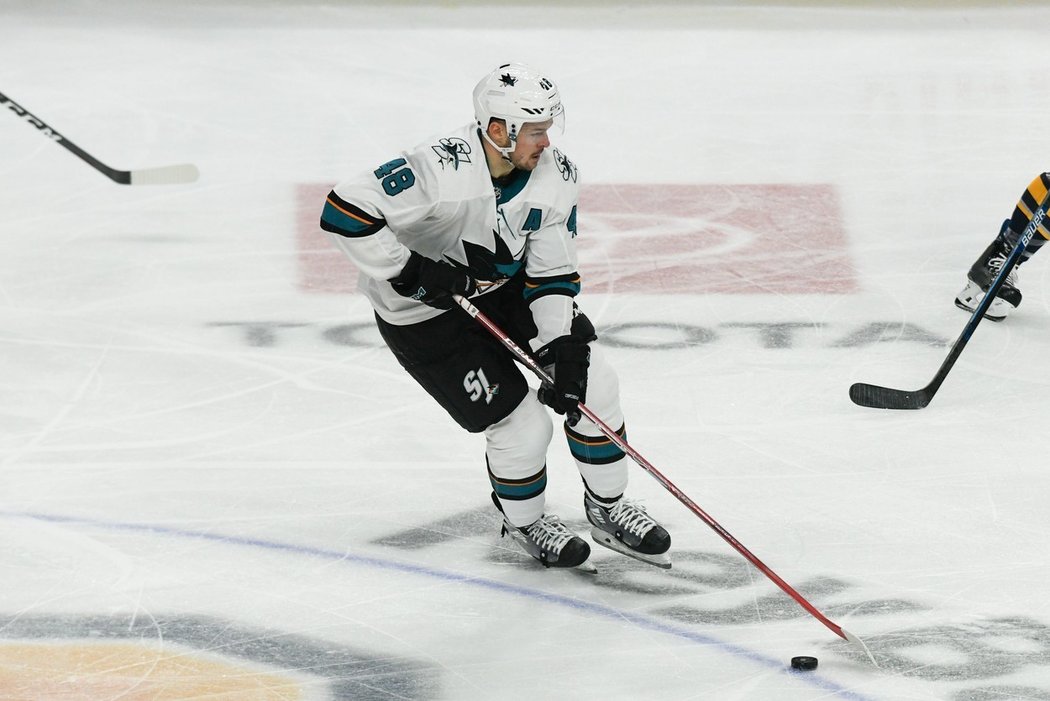 Tomáš Hertl režíroval ve čtvrtečním utkání NHL třemi asistencemi výhru San Jose 4:2 v Montrealu a byl vyhlášen druhou hvězdou zápasu.