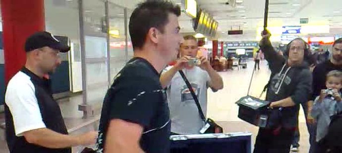 Tomáš Kaberle si přebírá Stanley Cup na ruzyňském letišti