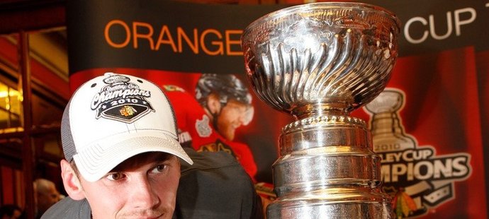 Slovák Tomáš Kopecký pózuje se Stanley Cupem v roce 2010, kdy vyhrál NHL s Chicagem