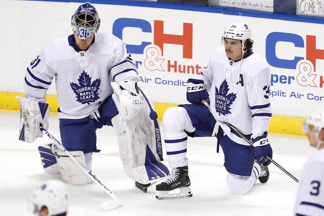 Auston Matthews a Frederik Andersen strávili čas v Arizoně společným tréninkem. Hvězdný útočník se bohužel nakazil koronavirem, dánský gólman vyvázl bez újmy.