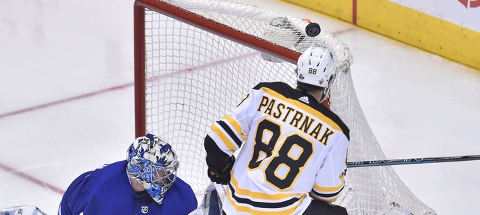 Útočníci Bruins David Krejčí a David Pastrňák vyšli poprvé proti Maple Leafs bodově naprázdno.
