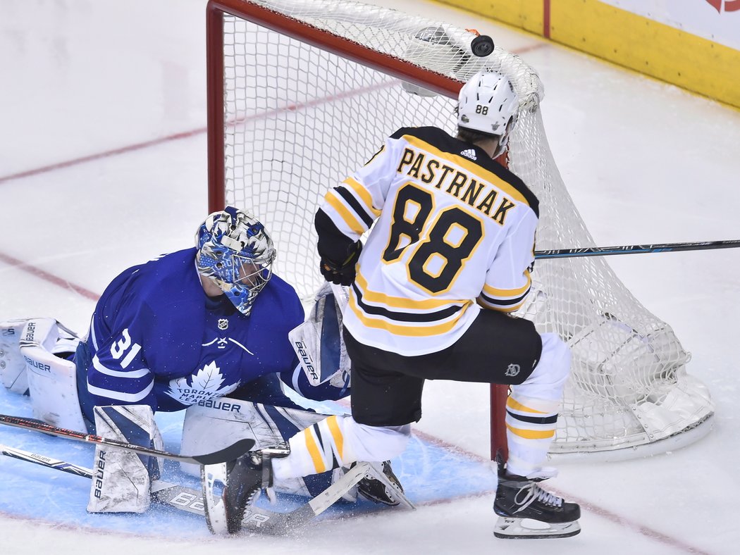 Útočníci Bruins David Krejčí a David Pastrňák vyšli poprvé proti Maple Leafs bodově naprázdno.