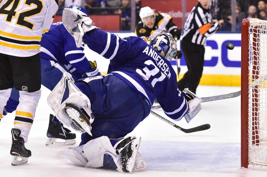 Frederik Andersen neskutečným zákrokem lapil šanci Davidu Pastrňákovi.