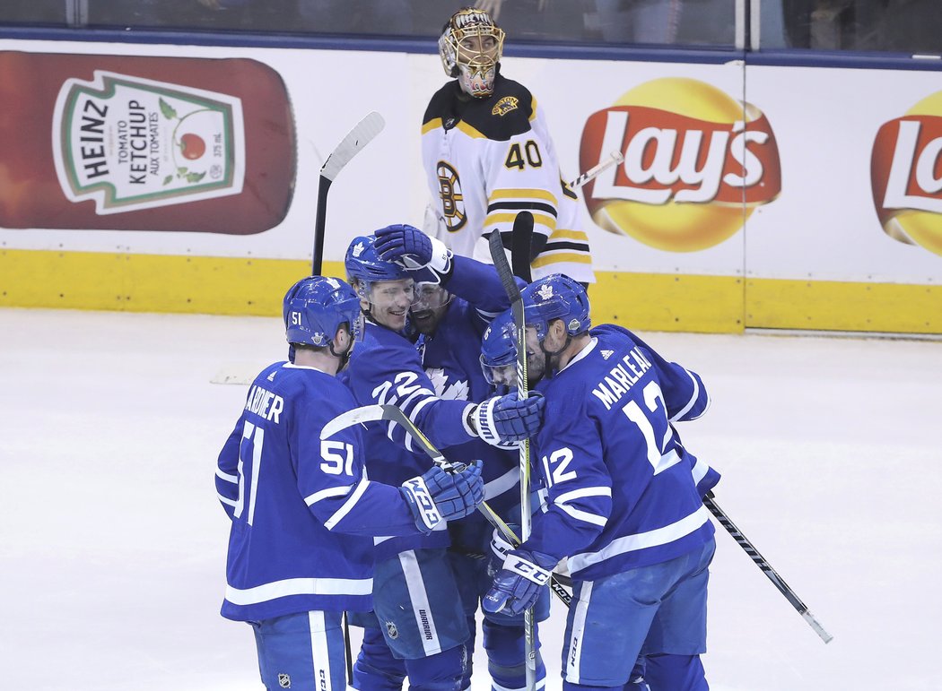 Maple Leafs srovnali stav série z 1:3 na 3:3 a o postupujícím rozhodne středeční souboj na ledě Bruins.