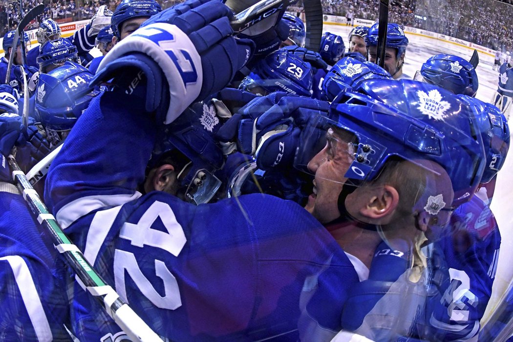 Výhru Leafs v prodloužení zařídil Tyler Bozak (42)