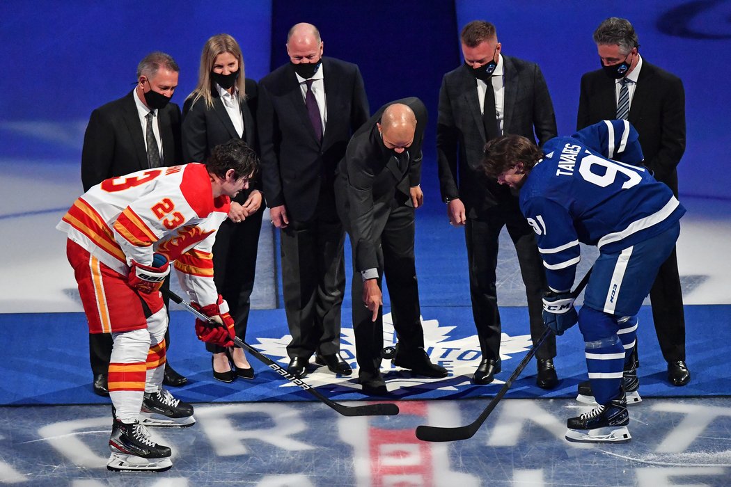 Jerome Iginla vhazuje při slavnostním ceremoniálu nových členů hokejové Síně slávy buly v zápase Toronta s Calgary
