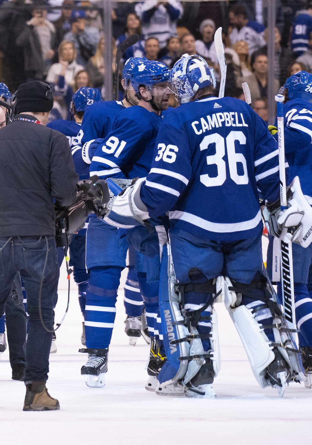 Jack Campbell pochytal při debutu za Toronto 26 střel a pomohl k výhře nad Anaheimem