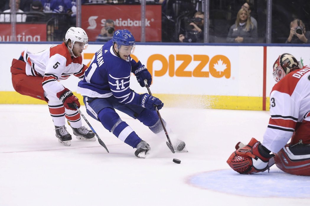 Zach Hyman ve velké šanci v zápase Toronta s Carolinou