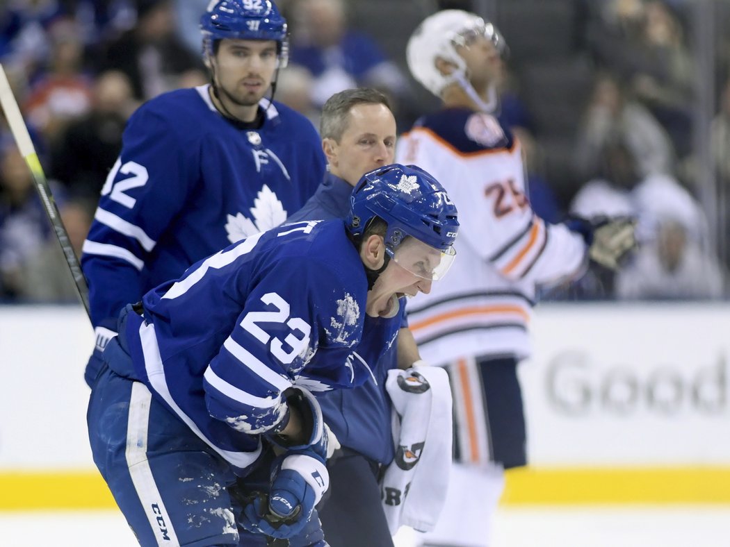 Travis Dermott se po hitu v zápase s Edmontonem zranil a měl by chybět několik týdnů