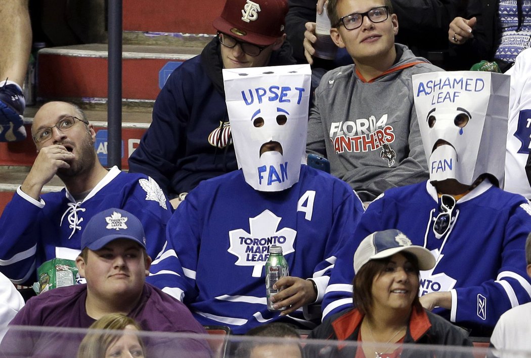 Příznivci Maple Leafs dávají najevou svou nespokojenost se závěrem sezony.
