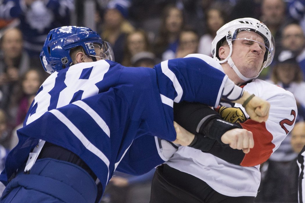 Dion Phaneuf se vrátil poprvé po výměně na led Toronta a popral se s Colinem Greeningem. Tedy jedním z mužů, jenž v trejdu s Ottawou také měnili dres