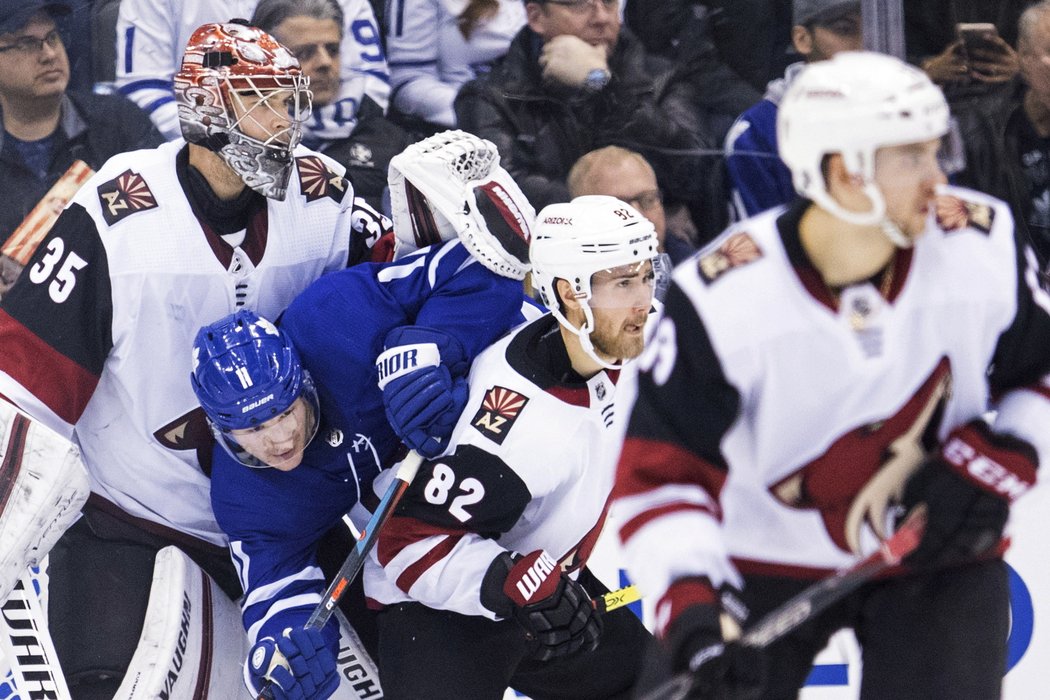 Zach Hyman se vmáčkl mezi brankáře Darcyho Kuempera a obránce Jordana Oesterleho z Arizony