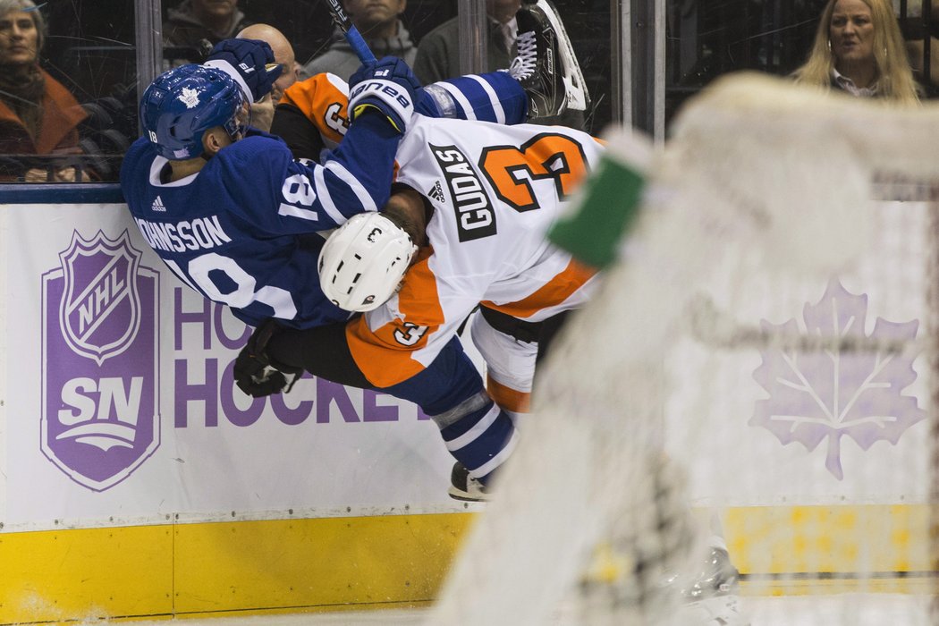 Tady si sice Radko Gudas útočníka Andrease Johnssona hlídá, ten přesto dal Flyers tři góly