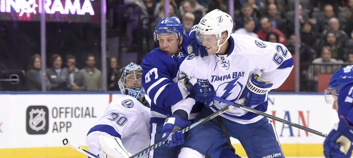 Andrej Šustr si dělá pořádek před bránou, k výhře nad Leafs přispěl i bodově