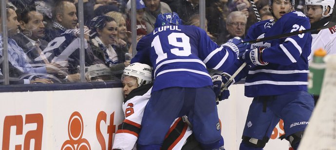 Andy Greenea pořádně na mantinel přimáčkl Joffrey Lupul.