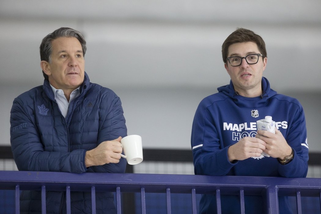 Prezident Toronto Maple Leafs Brendan Shanahan (vlevo) s generálním manažerem Kylem Dubasem