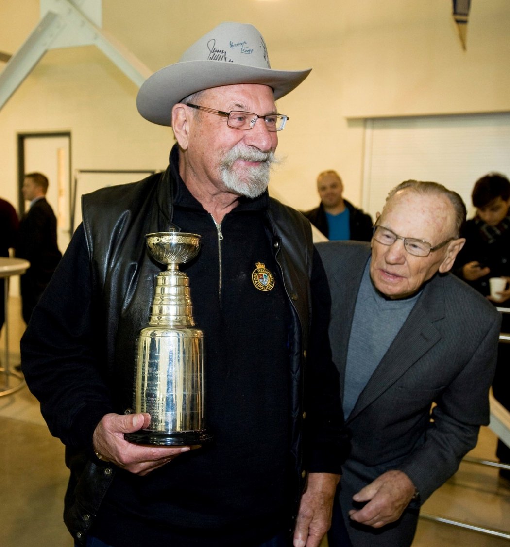 Eddie Shack (vlevo) s jeho typickým kloboukem, vedle něj další legenda Johnny Bower
