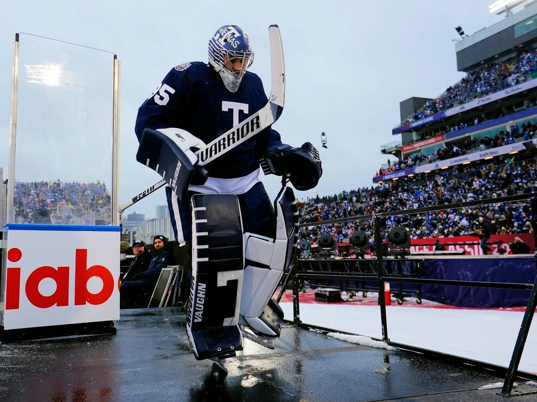 Český brankář Petr Mrázek se během angažmá u Maple Leafs představil i pod otevřeným nebem, nyní ho čeká štace u Blackhawks