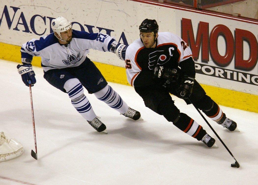 Bryan Marchment z Toronta stíhá kapitána Keitha Primeaua z Philadelphie