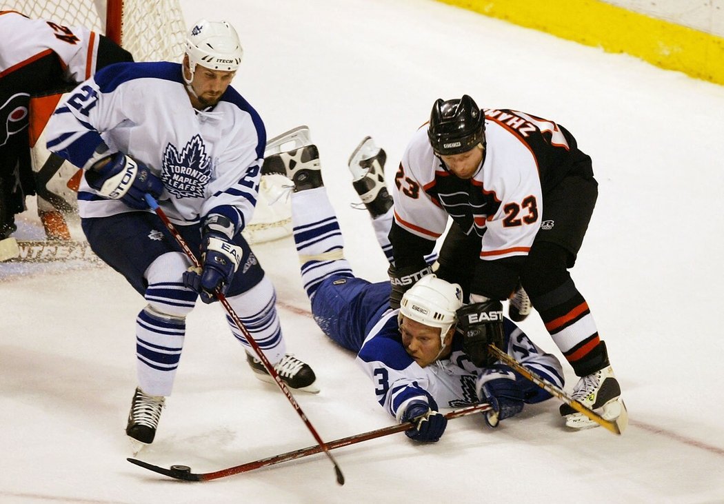 Bryan Marchment (vlevo) odehrál sezonu 2003/04 za Toronto Maple Leafs