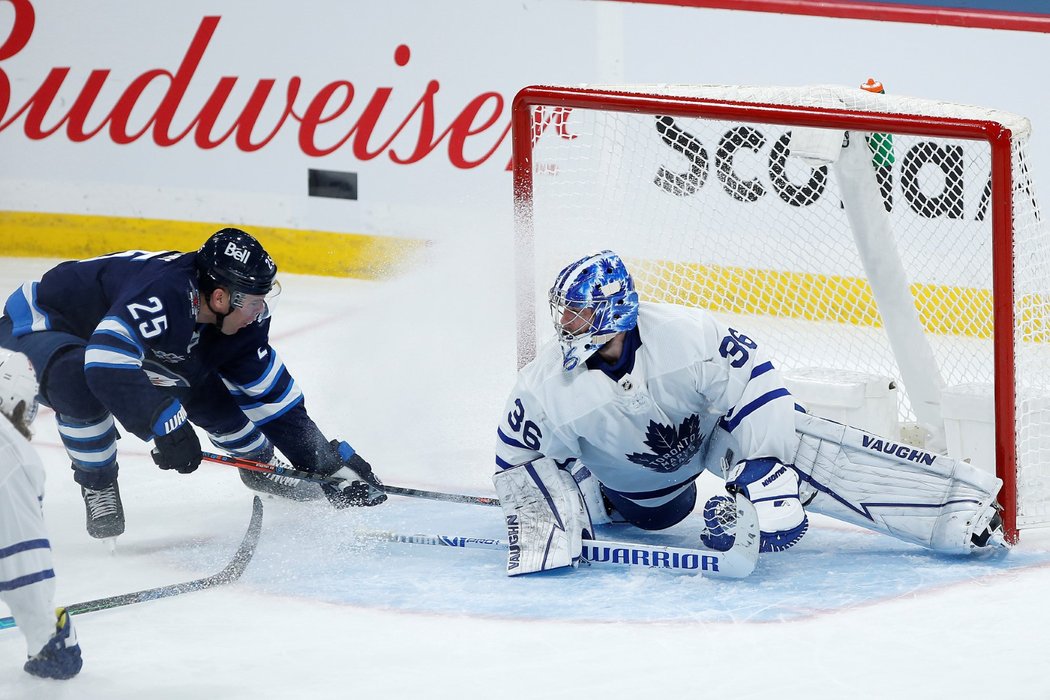 Jack Campbell během zákroku v utkání proti Winnipegu