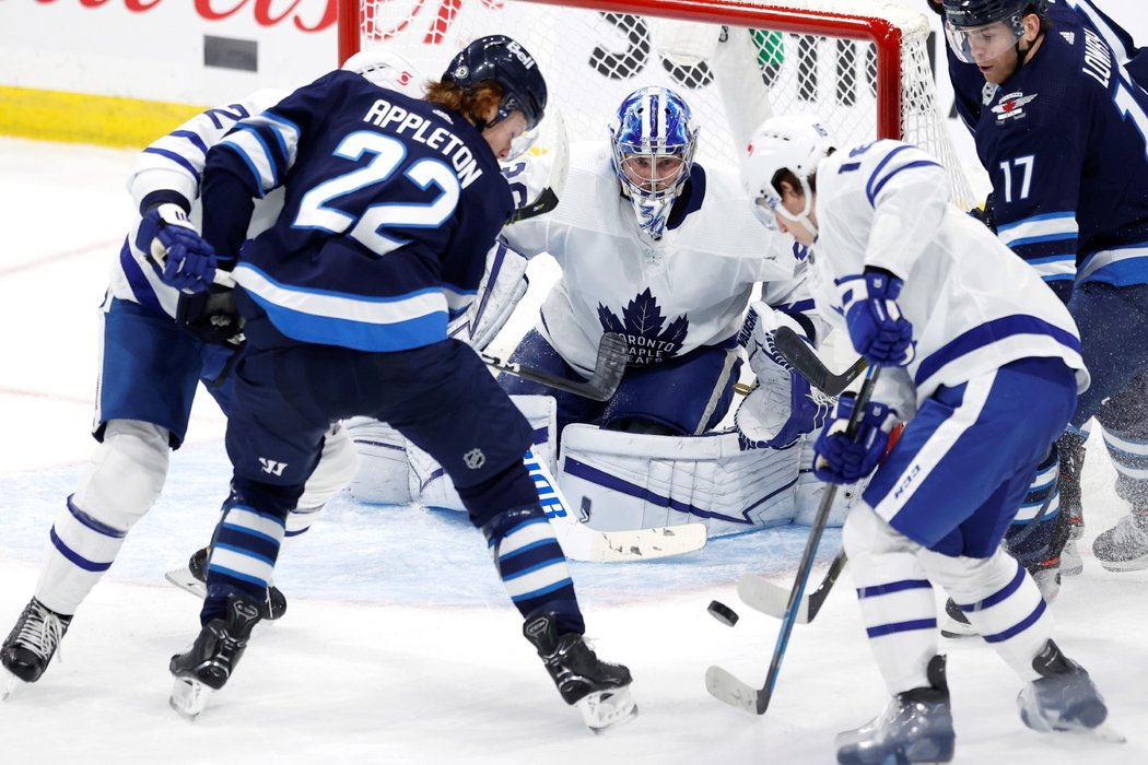 Jack Campbell v akci během utkání s Winnipegem