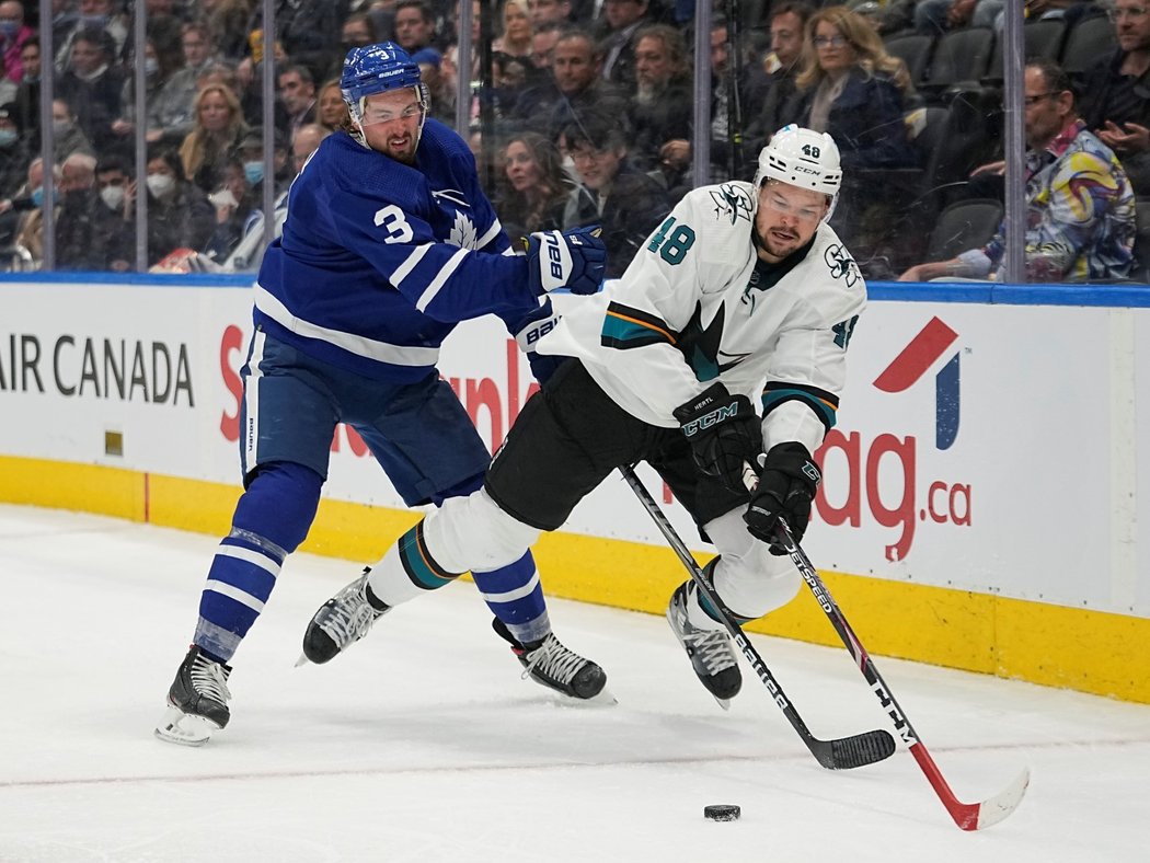 Tomáš Hertl proti Torontu nebodoval, Sharks i tak slaví cennou výhru