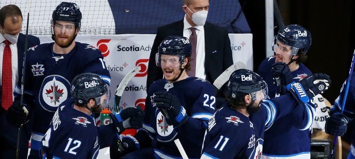 Radost hokejistů Winnipegu po gólu proti Torontu